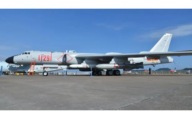 Trumpeter 1:144 - Xian H-6K Stratedgic Bomber